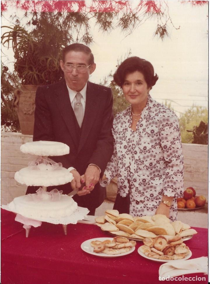 Fotografia antiga: ** LL241 - FOTOGRAFIA - PAREJA CORTANDO UN PASTEL DE BODA - 17,5 X 12,5 CM.