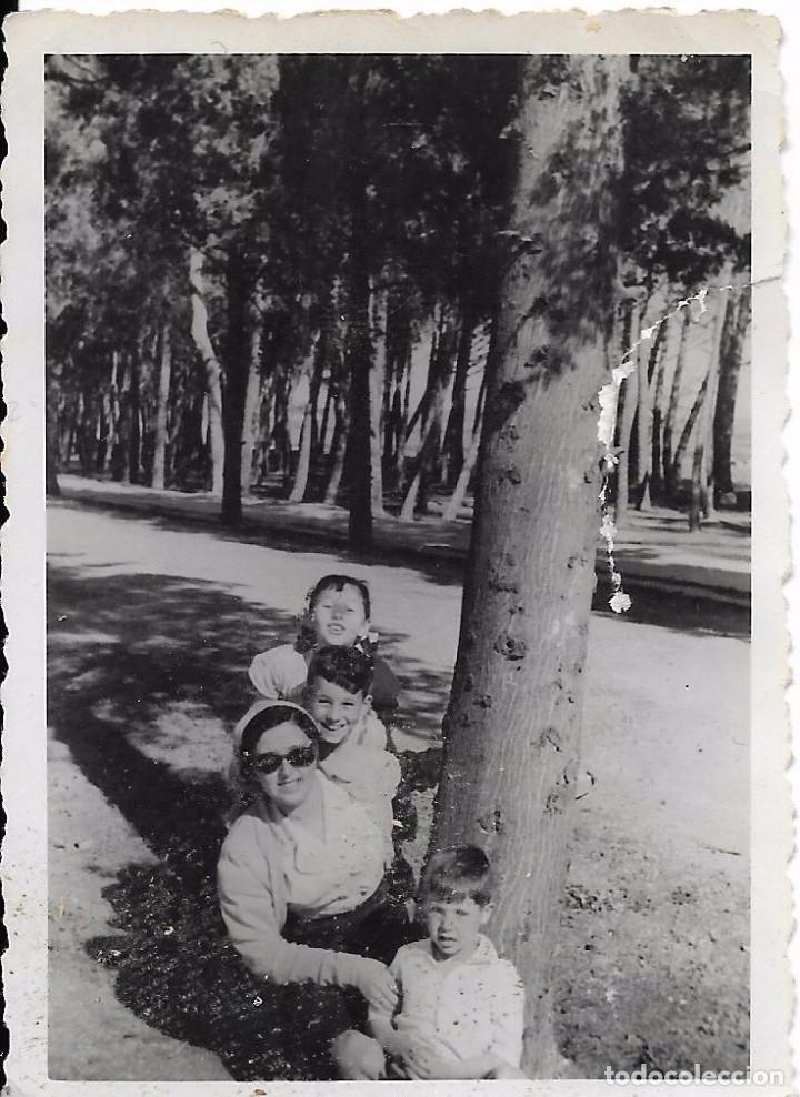 Fotografia antiga: == F128 - FOTOGRAFIA - SE&Ntilde;ORA CON SUS NI&Ntilde;OS JUNTO A UN ARBOL