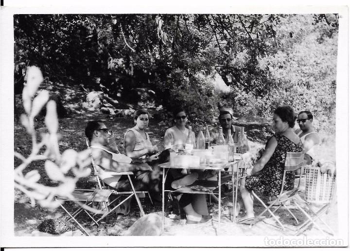 Fotografia antiga: :::: K509 - FOTOGRAFIA - GRUPO DE AMIGOS COMIENDO EN EL CAMPO
