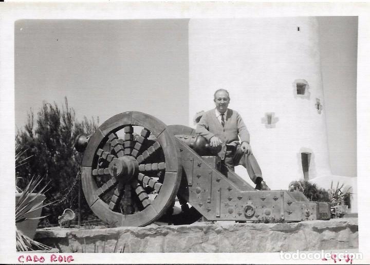 Fotografia antiga: == C800 - FOTOGRAFIA - SE&Ntilde;OR JUNTO A UN CA&Ntilde;ON