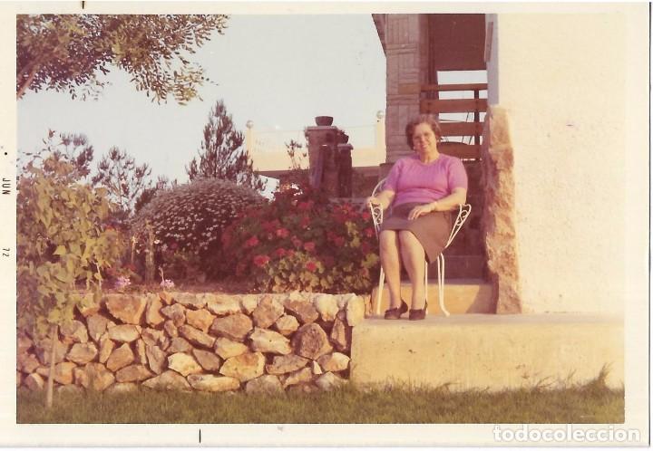 Fotografia antiga: :::: K505 - FOTOGRAFIA - SE&Ntilde;ORA SENTADA AL PIE DE UNA ESCALERA