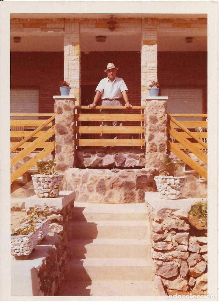 Fotografia antiga: == N989 - FOTOGRAFIA - SE&Ntilde;OR EN EL PORCHE DE UNA CASA O CHALET