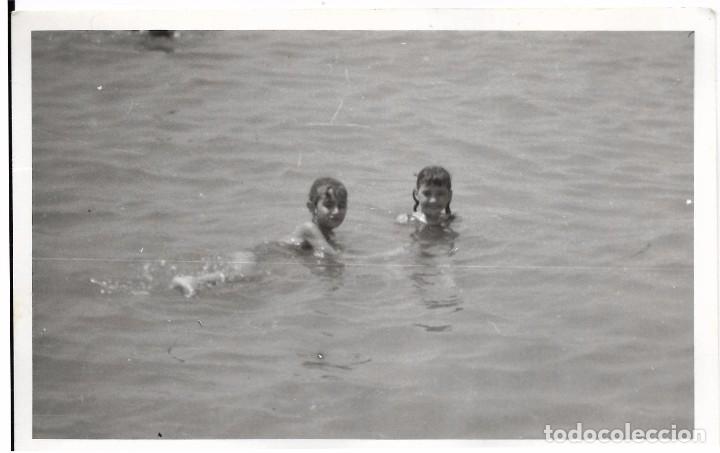 Fotografia antiga: :::: N825 - FOTOGRAFIA - DOS JOVENCITOS TOMANDO EL BA&Ntilde;O