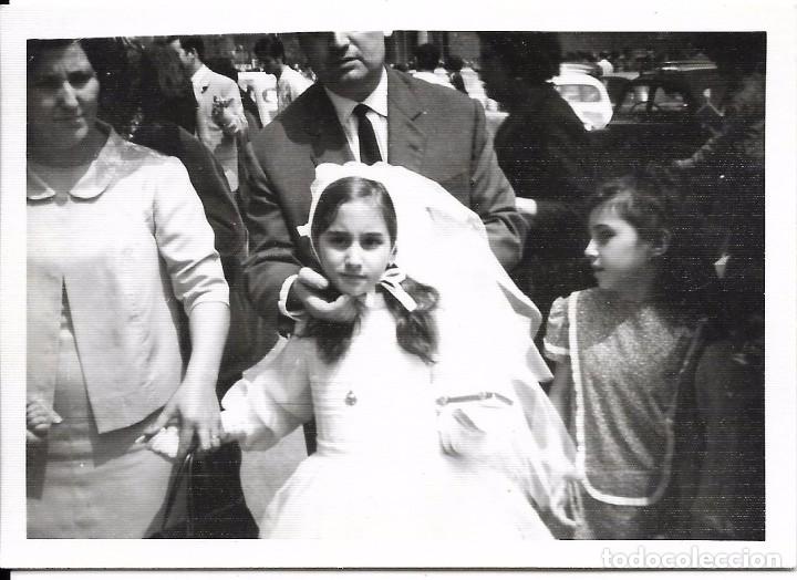 Fotografia antiga: :::: C789 - FOTOGRAFIA - NI&Ntilde;A DE PRIMERA COMUNION CON SU FAMILIA