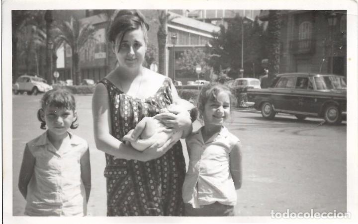 Fotografia antiga: == N824 - FOTOGRAFIA - SE&Ntilde;ORA CON DOS NI&Ntilde;AS Y BEB&Eacute; EN BRAZOS