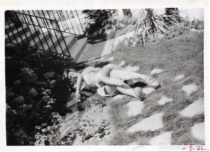 Fotografia antiga: == C771 - FOTOGRAFIA - SE&Ntilde;ORA CON UN NI&Ntilde;O JUGANDO EN EL SUELO