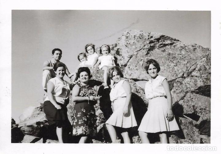 Fotografia antiga: == C702 - FOTOGRAFIA - GRUPO DE AMIGOS EN UN MONTE