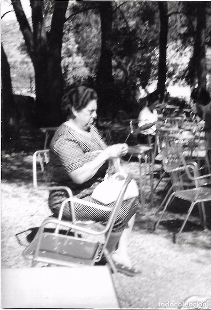 Fotografia antiga: *** C139 - FOTOGRAFIA - SE&Ntilde;ORA HACIENDO LABOR DE PUNTO EN UNA TERRAZA