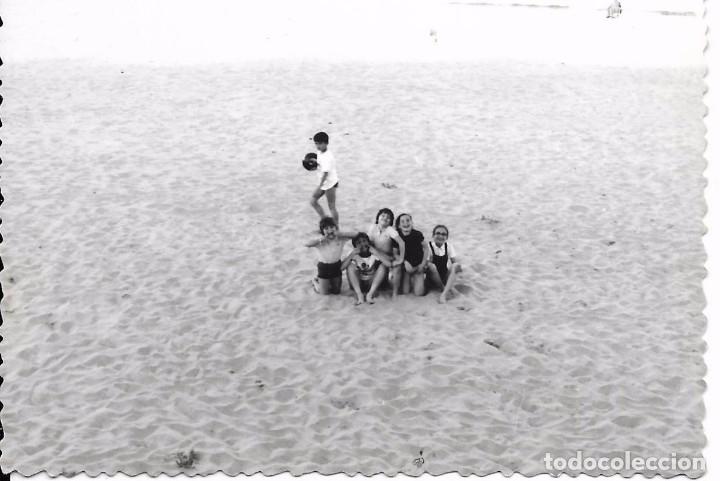 Fotografia antiga: == C132 - FOTOGRAFIA - JOVENES SENTADOS EN LA ARENA