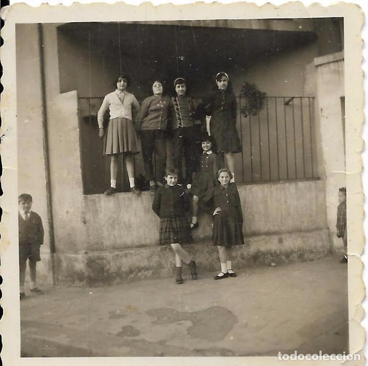 Fotografia antiga: == F784 - FOTOGRAFIA - GRUPO DE JOVENES AMIGAS - 6 X 6 CM.