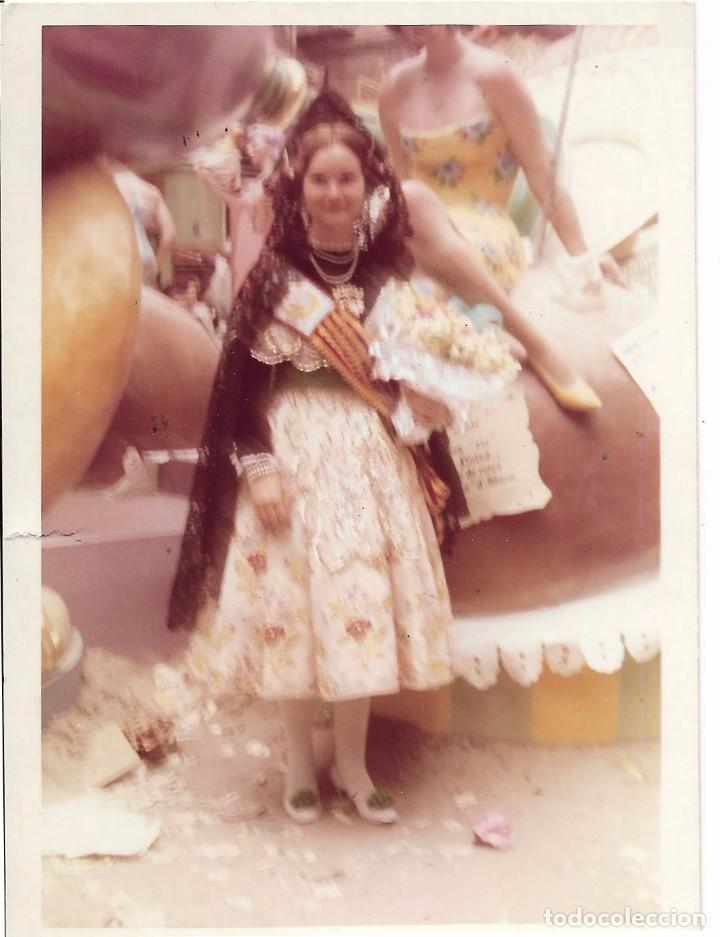 Fotografia antiga: :::: VF304 - FOTOGRAFIA - FALLERA JUNTO A UNA FALLA