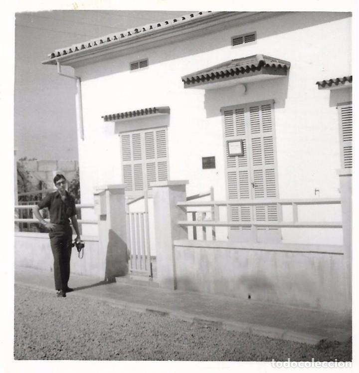 Fotografia antiga: ** AB696 - FOTOGRAFIA - JOVEN JUNTO A UNA CASA