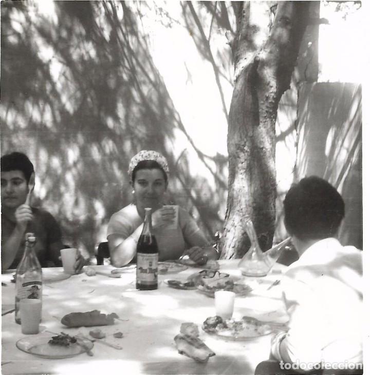 Fotografia antiga: ** F864 - FOTOGRAFIA - AMIGOS EN UNA COMIDA