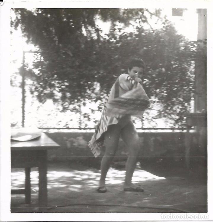 Fotografia antiga: ** F876 - FOTOGRAFIA - JOVEN ENVUELTO EN UNA TOALLA