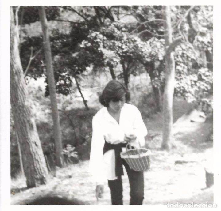 Fotografia antiga: ** F888 - FOTOGRAFIA - JOVEN DE PASEO POR EL CAMPO