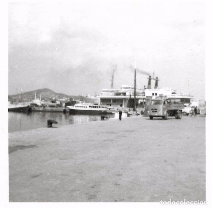 Fotografia antiga: ** F892 - FOTOGRAFIA - PAISAJE - CAMION JUNTO A UNOS BARCOS