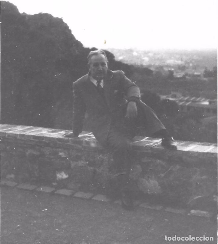 Fotografia antiga: *** C142 - FOTOGRAFIA - SE&Ntilde;OR SENTADO EN UN MURO