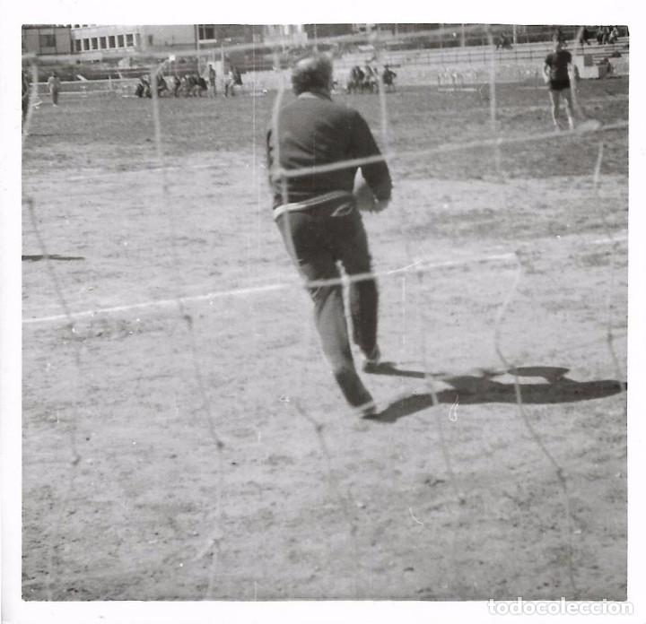 Fotografia antiga: ** BB677 - FOTOGRAFIA - SE&Ntilde;OR JUGANDO DE PORTERO DE FUTBOL