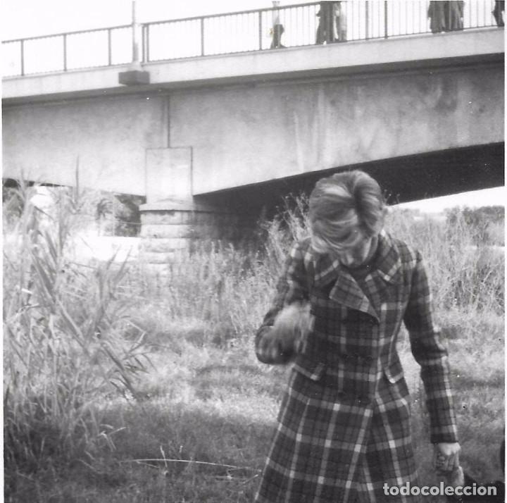 Fotografia antiga: ** BB688 - FOTOGRAFIA - SE&Ntilde;ORA JUNTO A UN PUENTE