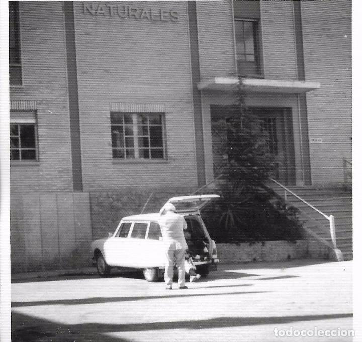 Fotografia antiga: ** BB690 - FOTOGRAFIA - SE&Ntilde;OR JUNTO A UN COCHE