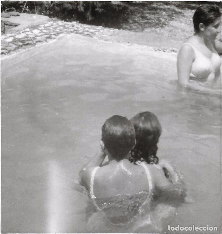 Fotografia antiga: ** BB697 - FOTOGRAFIA - JOVENES EN UNA PISCINA