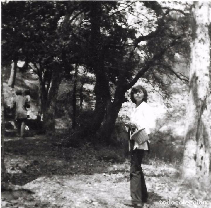 Fotografia antiga: ** BB513 - FOTOGRAFIA - JOVEN EN UN BOSQUE