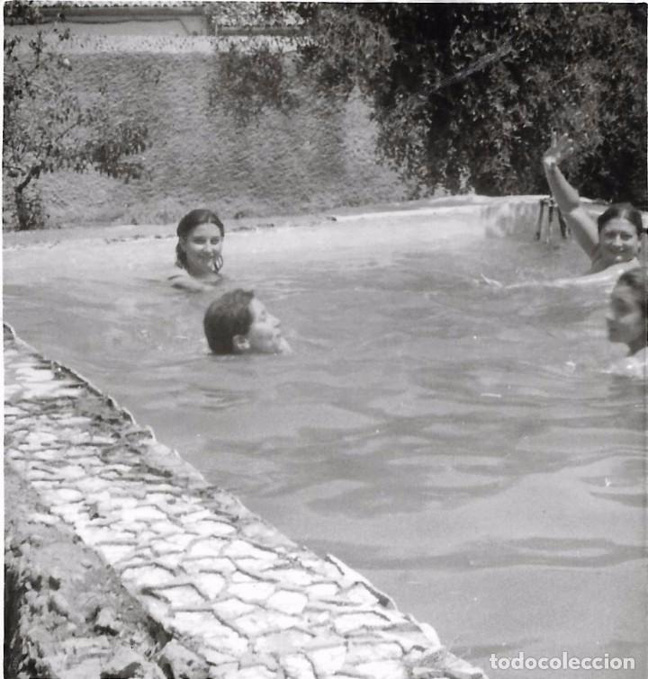 Fotografia antiga: ** BB514 - FOTOGRAFIA - JOVENES TOMANDO EL BA&Ntilde;O EN UNA PISCINA