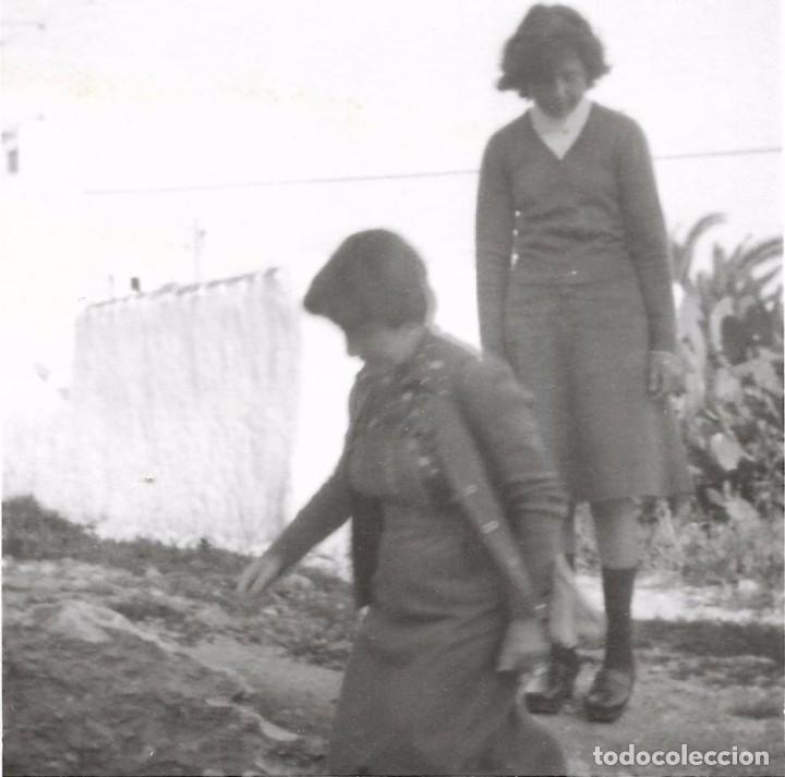 Fotografia antiga: ** BB531 - FOTOGRAFIA - DOS AMIGAS DE PASEO