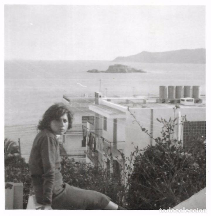 Fotografia antiga: ** BB534 - FOTOGRAFIA - JOVEN EN UN BONITO PAISAJE