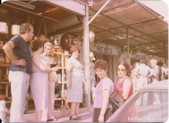 Fotografia antiga: *** QW620 - FOTOGRAFIA - GRUPO DE GENTE FRENTE A UNAS TIENDAS