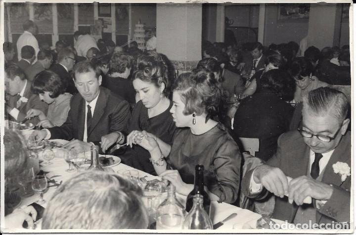 Fotografia antiga: *** FF144 - FOTOGRAFIA - GRUPO DE AMIGOS EN UN BANQUETE - 17,5 X 11,5 CM.