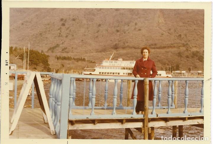 Fotografia antiga: *** QW684 - FOTOGRAFIA - SE&Ntilde;ORA JUNTO A UN PUERTO