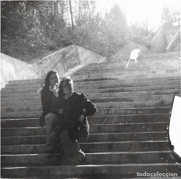 Fotografia antiga: ** BB571 - FOTOGRAFIA - DOS AMIGAS SENTADAS EN UNA ESCALERA