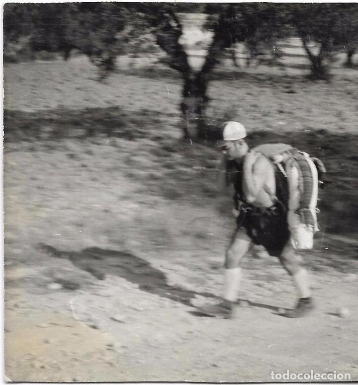 Fotografia antiga: ** BB572 - FOTOGRAFIA - JOVEN CON UNA GRAN MOCHILA