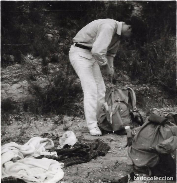 Fotografia antiga: ** BB577 - FOTOGRAFIA - JOVEN CERRANDO UNA MOCHILA