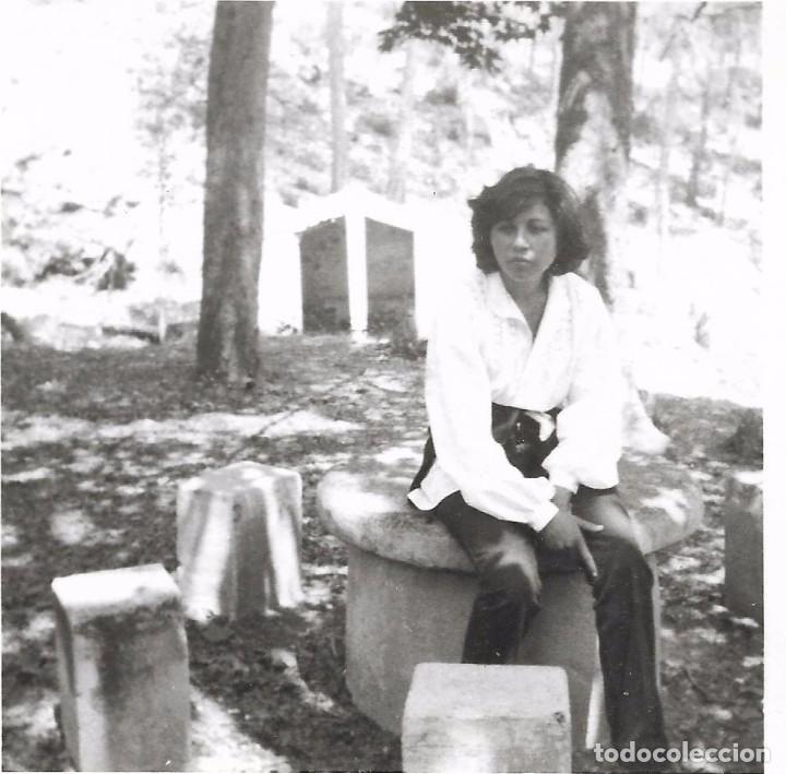 Fotografia antiga: ** BB579 - FOTOGRAFIA - JOVEN SENTADA EN EL CAMPO