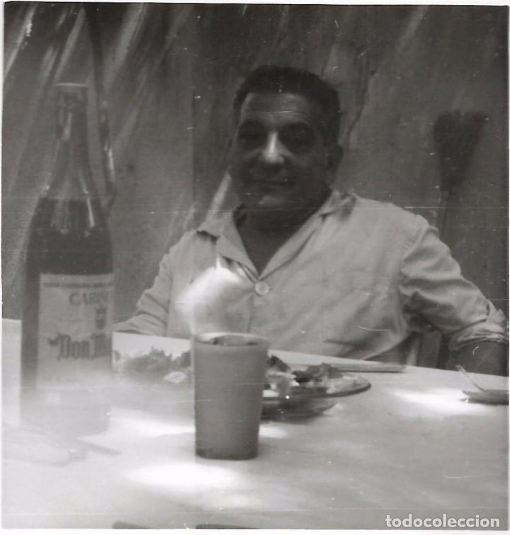 Fotografia antiga: == Q301 - FOTOGRAFIA - SE&Ntilde;OR COMIENDO
