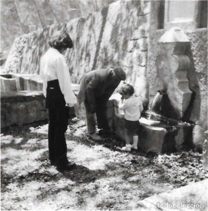 Fotografia antiga: == Q353 - FOTOGRAFIA - FAMILIA JUNTO A UNA FUENTE