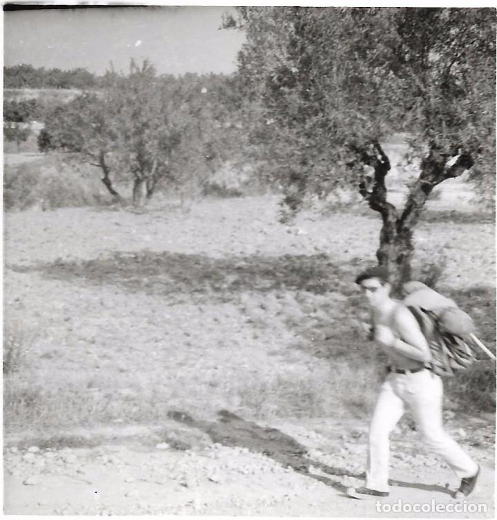 Fotografia antiga: == V401 - FOTOGRAFIA - JOVEN CON UNA MOCHILA