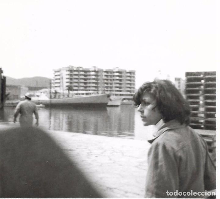 Fotografia antiga: *** EE323 - FOTOGRAFIA - JOVEN JUNTO A UN PUERTO
