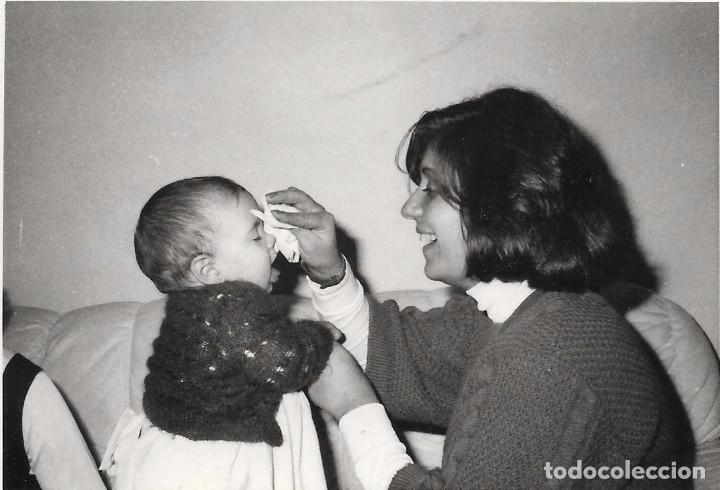 Alte Fotografie: == B238 - FOTOGRAFIA - JOVEN CON UNA NI&Ntilde;ITA