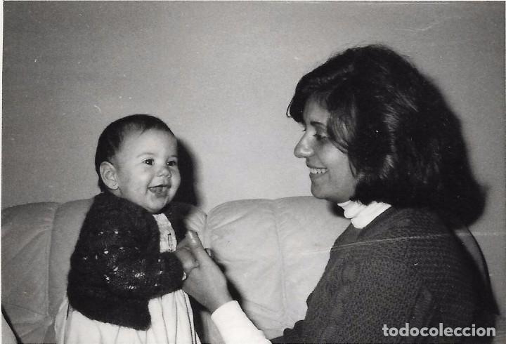 Alte Fotografie: == B237 - FOTOGRAFIA - JOVEN CON UNA NI&Ntilde;ITA
