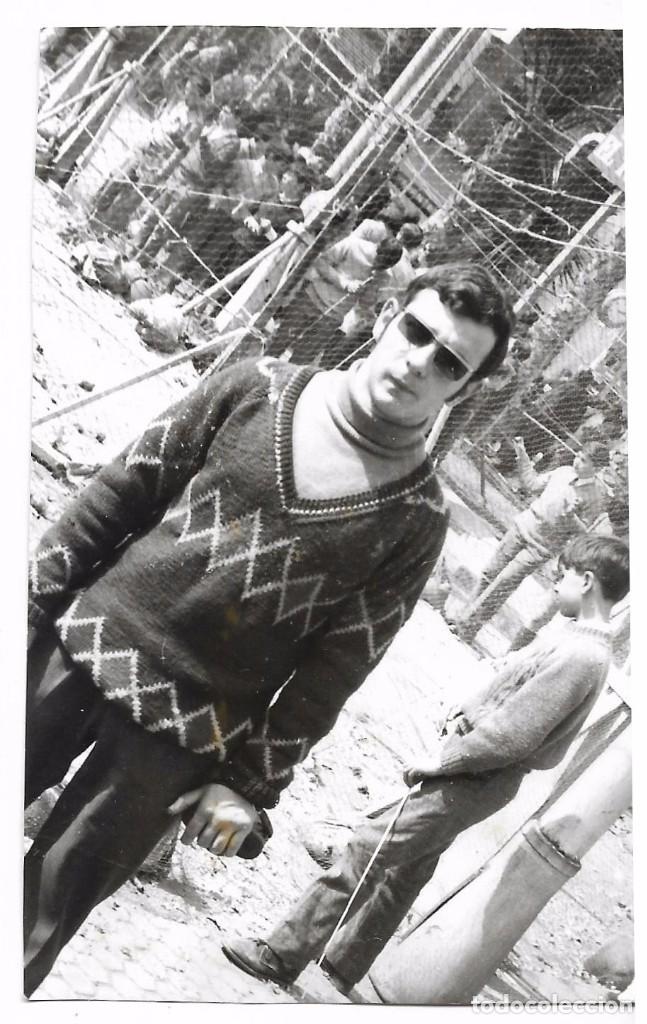 Alte Fotografie: == B232 - FOTOGRAFIA - JOVEN JUNTO A UNA TRACA