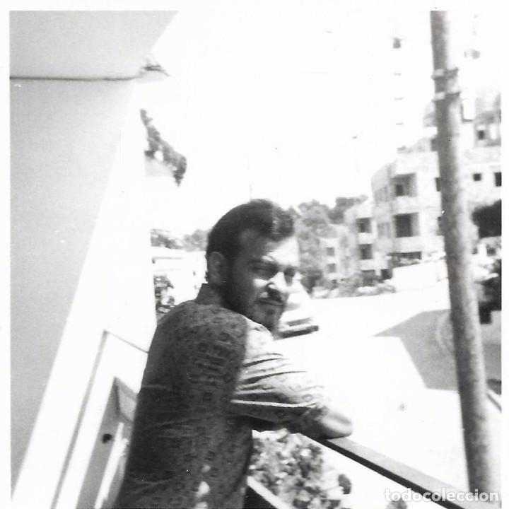 Alte Fotografie: *** EE330 - FOTOGRAFIA - JOVEN ASOMADO A UN BALCON