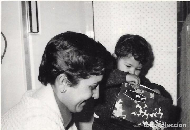 Alte Fotografie: == A796 - FOTOGRAFIA - SE&Ntilde;ORA CON UN NI&Ntilde;ITO