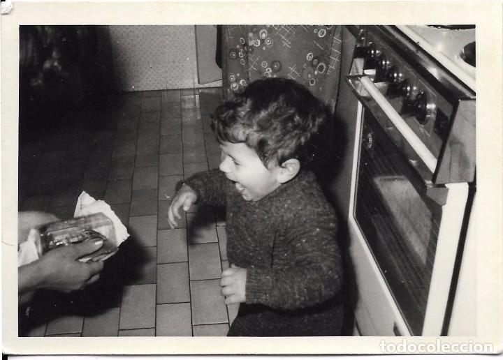 Alte Fotografie: == A786 - FOTOGRAFIA - NI&Ntilde;ITO EN UNA COCINA