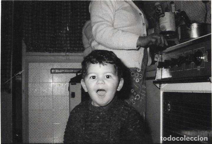 Alte Fotografie: == A738 - FOTOGRAFIA - NI&Ntilde;O EN UNA COCINA