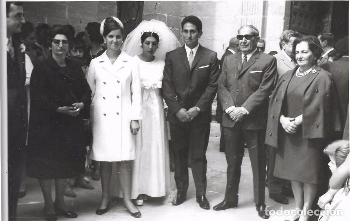 Fotograf&iacute;a antigua: :::: FF150 - FOTOGRAFIA - PAREJA DE NOVIOS CON SU FAMILIA - 18 X 12 CM.