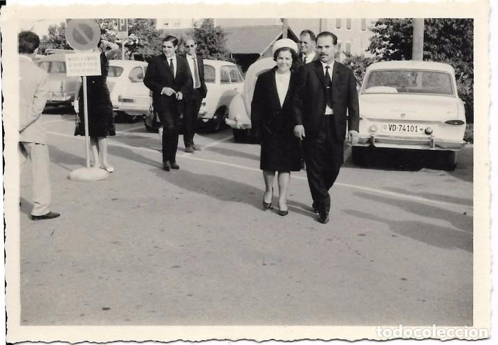 Fotografia antiga: == F737 - FOTOGRAFIA - GRUPO DE AMIGOS, DETRAS COCHES APARCADOS