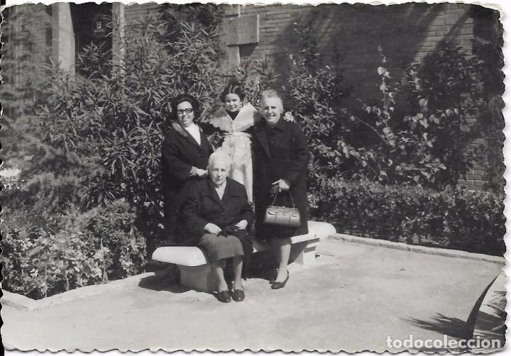 Fotografia antiga: == A683 - FOTOGRAFIA - TRES SE&Ntilde;ORA CON UNA FALLERITA - 1970